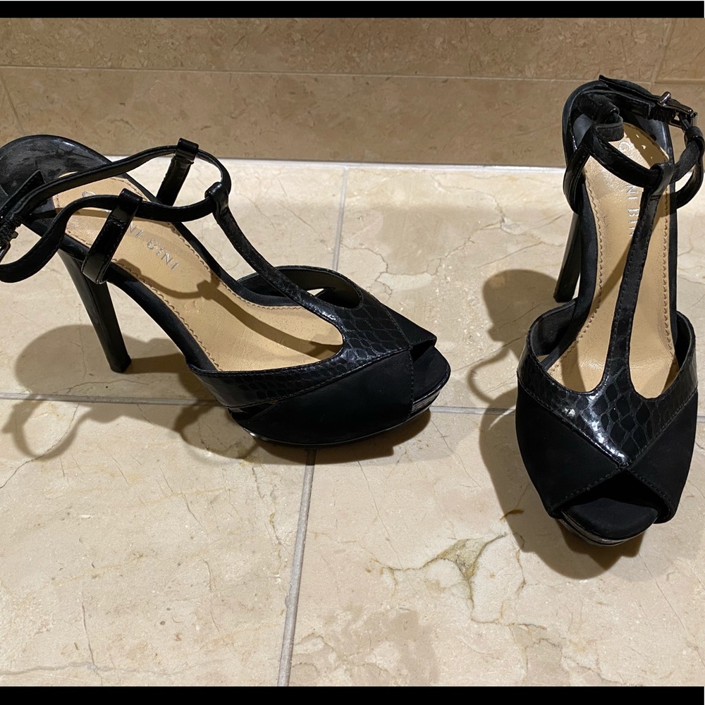 Black Gianni Bini platform t-strap sandals.